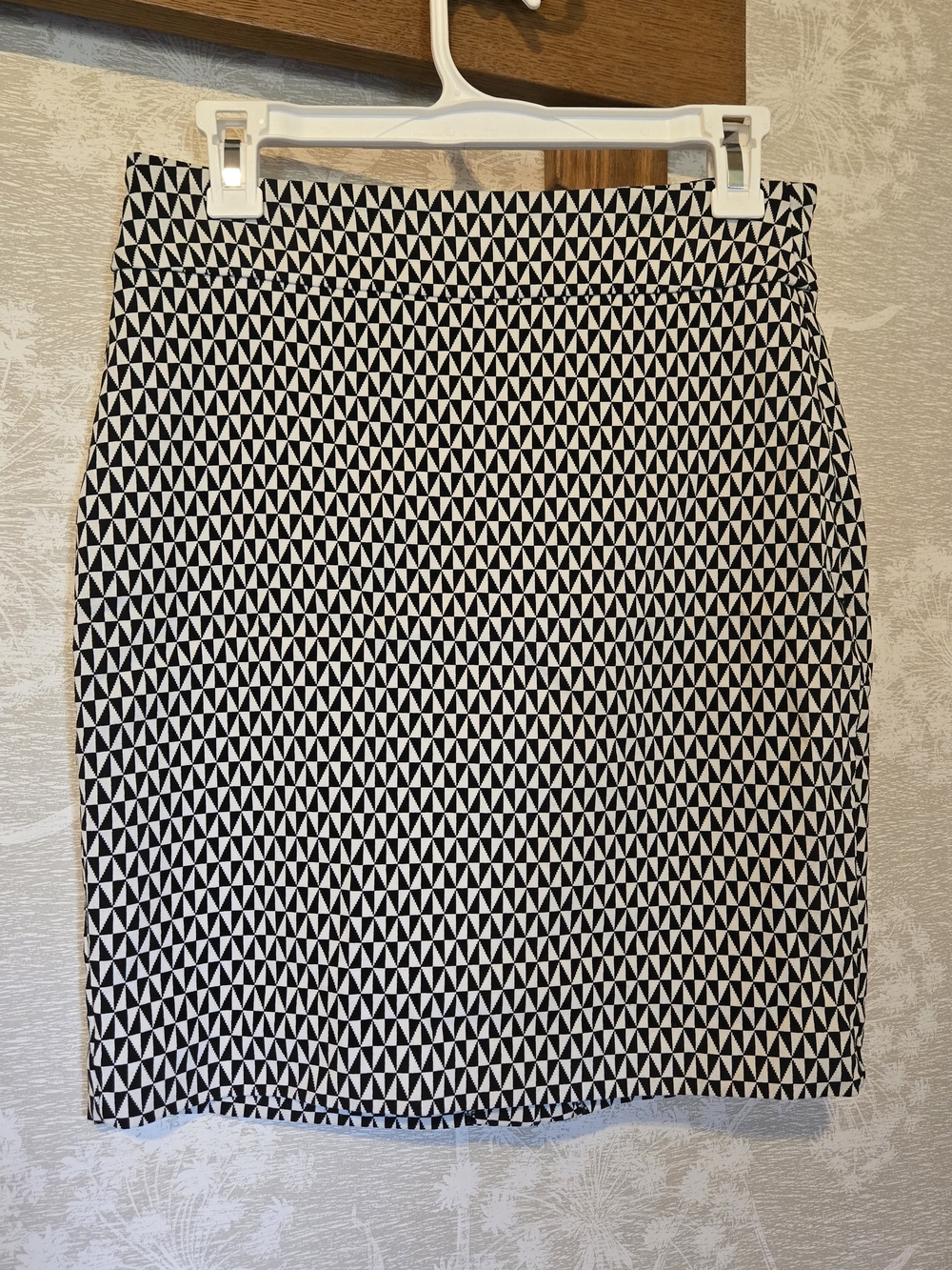RW&CO. Black and White Triangle-Print Pencil Skirt